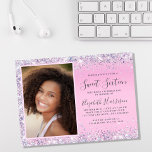 Convite de aniversário Glitter Photo Sweet 16<br><div class="desc">Convite de aniversário 16 bonito,  glamouroso e giro,  amigável,  com brilho olográfico brilhante,  roxo,  rosa e prateado,  ao longo das fronteiras em um fundo rosa,  sua foto,  e "Doce Dezesseis" e seu nome em um roteiro de tendências de cinza mole.</div>