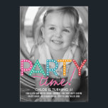 Convite de Aniversário para Fotografia de Festa<br><div class="desc">Personalize este novo e moderno convite de aniversário com sua foto favorita! Mais cores disponíveis em berryberrysweet.com com</div>