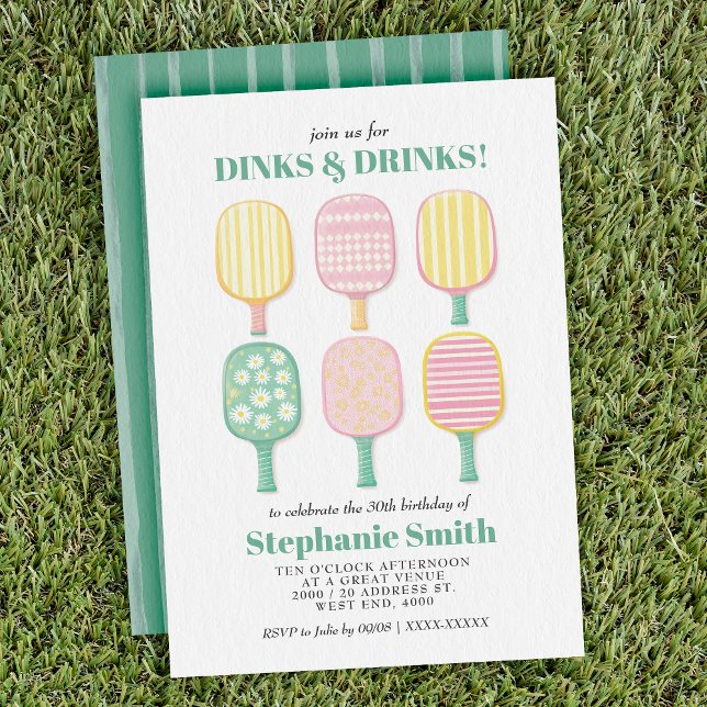Convite de Aniversário para Pickleball Elegante de (Serve up some fun with this stylish pickleball-themed birthday invitation)
