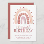 Convite de aniversário rosa do Rainbow Kid<br><div class="desc">Um convite de aniversário de um garoto do arco-íris,  cor-de-rosa e castanho rosado. Um estilo doce moderno de contraste de script e tipo colorido serif. Simples e caprichoso.</div>