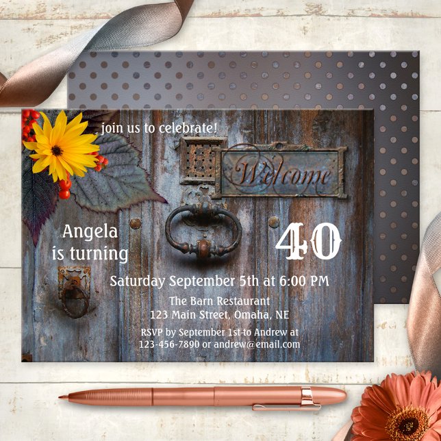 Convite de aniversário Rustic Barn Autumn (Birthday party invitation featuring imagery of a rustic wood door with daisy flower and berries)