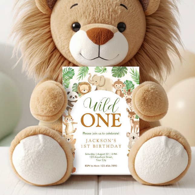 Convite de Aniversário Safari Wild One (Wild One safari birthday invitation with jungle animals and tropical greenery.)