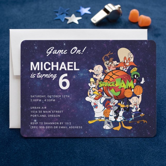 Convite de Aniversário SPACE JAM™ (Simulated invitation on table)