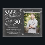 Convite de aniversário surpresa 30 Chalkboard Rust<br><div class="desc">Europeia: Um jeito perfeito de convidar seus convidados para esta festa de aniversário especial! Design de quadro. Você pode colocar sua própria foto!</div>