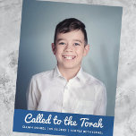 Convite de Bar Mitzvah Personalizado com Foto Mode<br><div class="desc">"Chamado à Torá" escrito em letra cursiva divertida com tipografia sem serifa em um fundo de cor simples. Adicione uma foto personalizada. 

Disponível aqui:
http://www.zazzle.com/store/selectpartysupplies</div>
