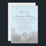 Convite de Bat Mitzvah Silver Azul<br><div class="desc">Um convite elegante de Bat Mitzvah,  azul e prateado,  com um confete de brilho prateado no topo e um brilho prateado no fundo com uma estrela reluzente de David.</div>