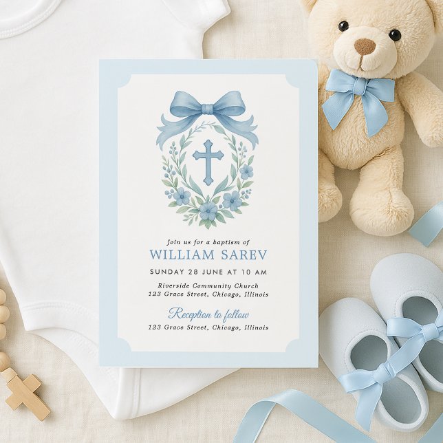 Convite de Batismo Arco Azul para Menino (Blue bow baptism invite for baby boy with cross and floral wreath – flat lay with shoes and teddy)