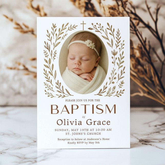 Convite de Batismo Boho com Coroa Floral e Bebê (Baptism invitation for Olivia Grace, featuring a soft and elegant design with a floral border.)
