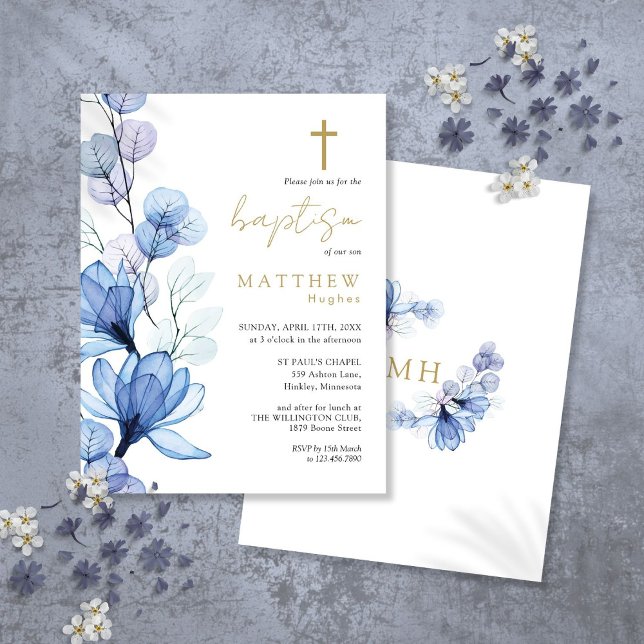 Convite de Batismo de Monograma Floral Azul Empoei (Dusty Blue Floral Monogram Baptism Invitation Postcard)