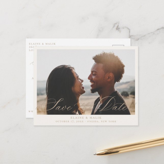 Convite de Beige de Caligrafia para Salvar a Data (Frente/Verso In Situ)