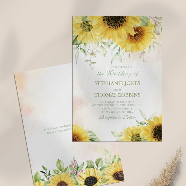 Convite de Casamento Alegria do Girassol Rústico (Rustic Sunflower Delight Wedding Invitation on a table.)