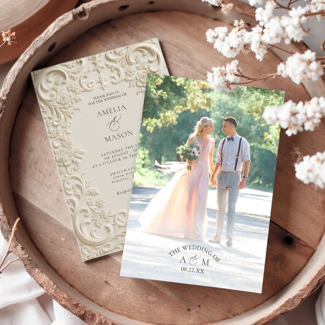 Convite de Casamento Barroco com Monograma e Foto  (Photo Monogram Embossed Style Baroque Wedding Invitation)