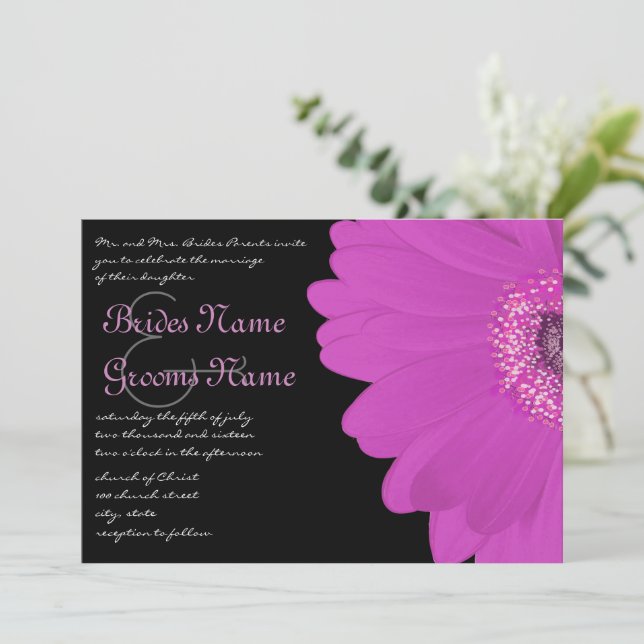 Convite de Casamento Black & Fuchsia Gerber Daisy (Em pé/Frente)