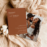 Convite de casamento Boho Terracotta, Foto Moderna<br><div class="desc">Este adorável Convite de Casamento apresenta um design minimalista limpo com sotaques de caligrafia moderna e é perfeito para carregar uma foto sua e da sua futura esposa! Edite facilmente a maioria dos textos para corresponder ao seu evento! As cores do texto e do plano de fundo são totalmente editáveis...</div>