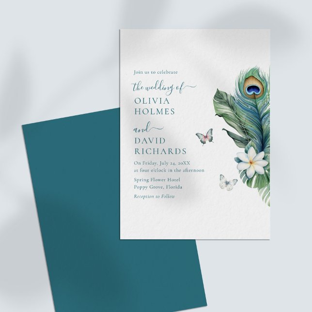 Convite de Casamento Borboletas Elegantes Pena de  (Elegant Butterflies Peacock Feather Wedding Invite on a white table.)