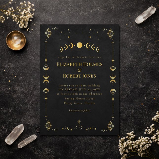 Convite de Casamento Celestial Gótico Preto e Dour (Celestial Gothic Black and Gold Wedding Invitation on a dark elegant table with dry flowers)
