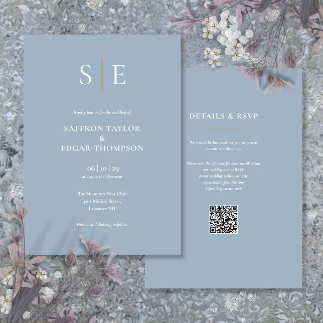 Convite de Casamento Código QR Monograma Azul Poei (Monogram Dusty Blue QR Code Wedding Invitation)