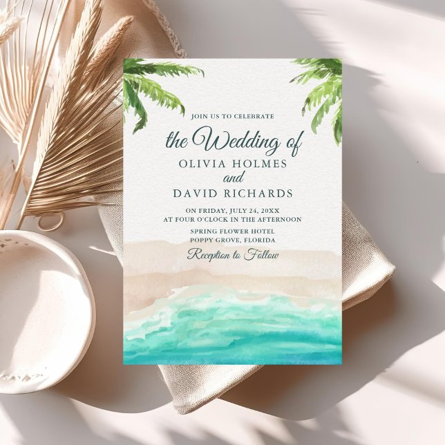 Convite de Casamento com Água-forte de Praia Tropi (Watercolor Tropical Beach and Palm Trees Wedding Invitation on a sunny neutral boho table.)