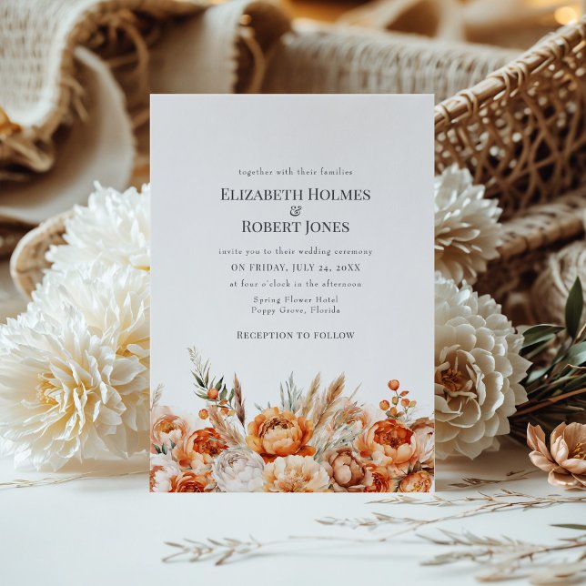 Convite de Casamento com Flores Secas Boho Coral e (Boho Coral and Peach Dry Flowers Wedding Invite on a table with a boho flower bouquet.)