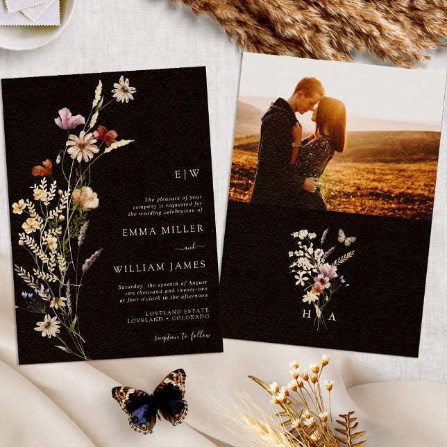 Convite de Casamento com Foto Boho Preto (Black Floral Boho Photo Wedding Invitation Monogram by Painted Paperie
)