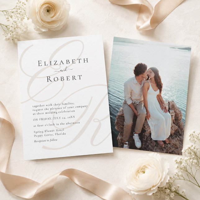 Convite de Casamento com Foto de Monograma Minimal (Minimalist Monogram Photo Wedding Invitation on a table with white flowers and beige silk ribbon)