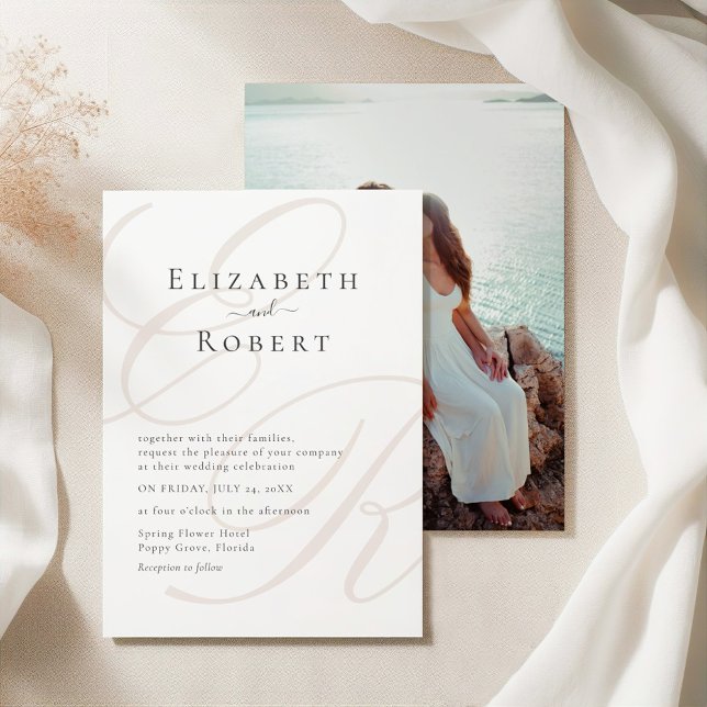 Convite de Casamento com Foto de Monograma Minimal (Minimalist Beige Monogram Couple Photo Wedding Invitation on an elegant silk tableclothes.)