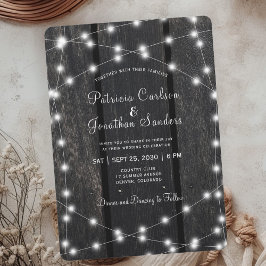 Convite de casamento com luzes de corda de madeira