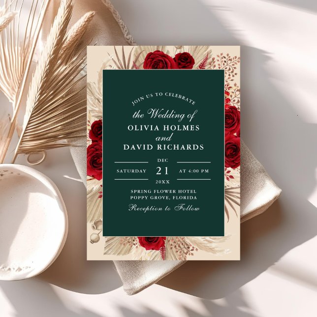 Convite de Casamento com Rosas Burgundy Verde Esme (Emerald Green Burgundy Roses Wedding Invitation on a boho wedding table.)