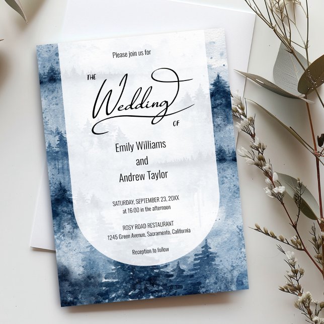 Convite de casamento da floresta com neblina de ág (Elegant navy blue watercolor wedding invitation with a foggy forest design. Perfect for rustic weddi)