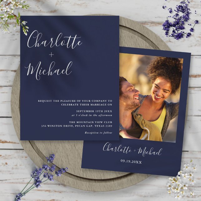 Convite de casamento de fotos azuis do Marinho de  (Budget Script Navy Blue Photo Wedding Invitation)