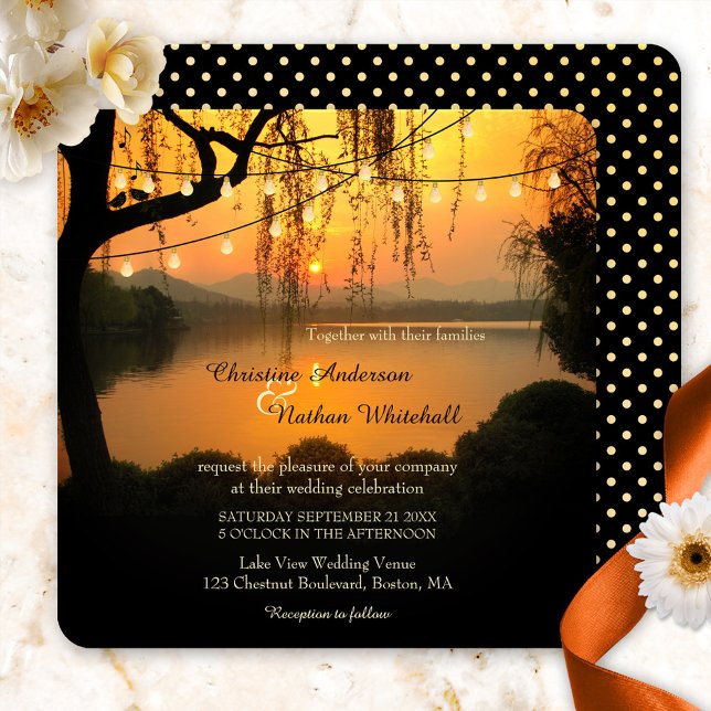 Convite de Casamento de Luzes de Sequência do Lago (Romantic wedding invitation featuring a sunset at a lake with festive string lights and love birds)