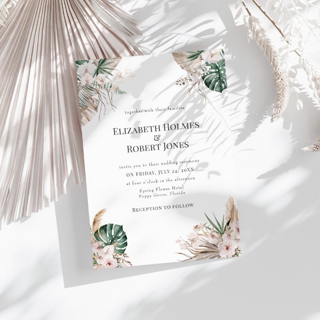 Convite de Casamento de Orquídea Tropical e Monste (Tropical Orchid and Monstera Wedding Invitation on a sunny white table with dry white palm leaf.)