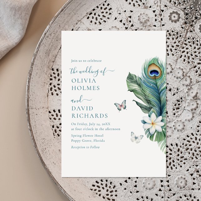 Convite de casamento de Penas de Peacock com Borbo (Elegant Butterflies Peacock Feather Wedding Invite on a boho ceramic plate.)