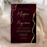 Convite de casamento de Script de Agate Dourado do<br><div class="desc">Este elegante convite de casamento mostra uma imagem de fundo da cor d'água burgundy,  agada com brilho de ouro falso. O texto personalizável combina manuscrito,  protetor e fontes itálicas de cor dourada. O verso apresenta um design de burgundy coordenadora e de ouro agate.</div>