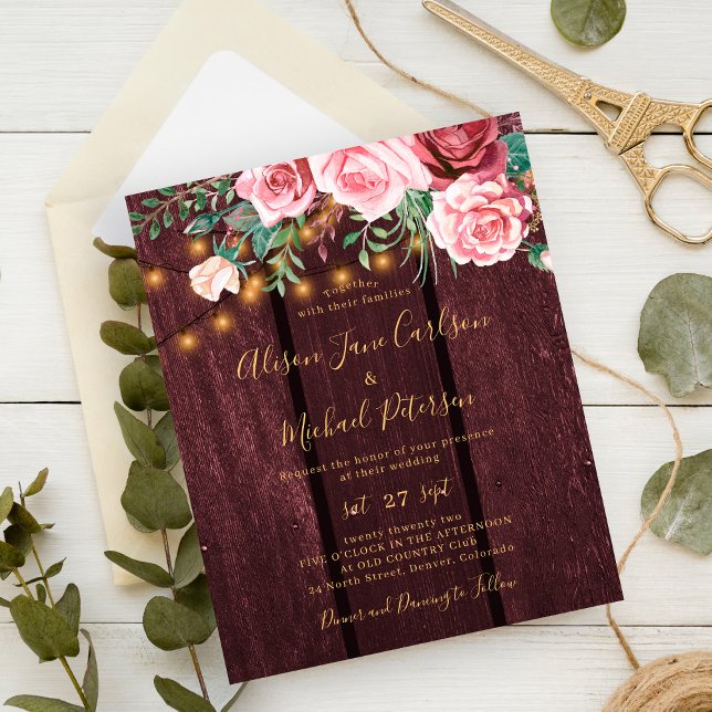 Convite de casamento dourado floral burgundy econô (Criador carregado)