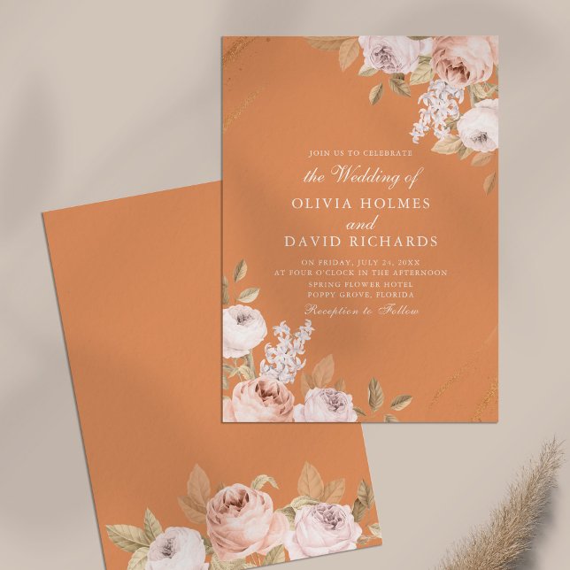 Convite de Casamento Elegante Peônia Damasco (Elegant Apricot Peony Wedding Invitation on neutral table)