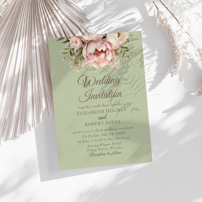 Convite de Casamento Elegante Peônia Verde Sage (Elegant Sage Green Peony Wedding Invitation on a sunny table with dry white botanicals)