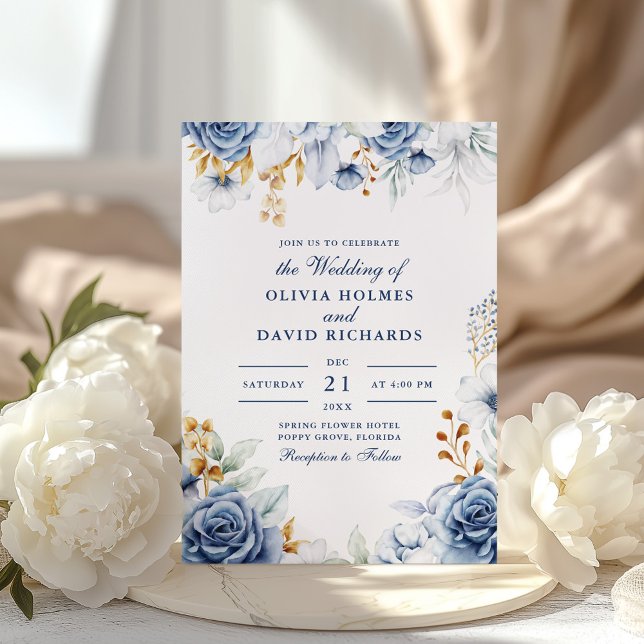 Convite de Casamento Floral Azul e Dourado Moderno (Modern Blue and Gold Floral Wedding Invitation on a boho table with white peonies)