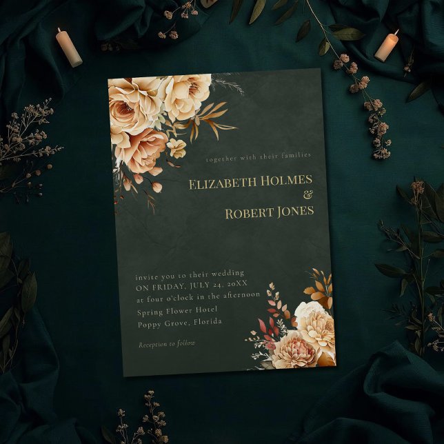 Convite de Casamento Floral Bege da Bruxa Verde (Green Witch Beige Floral Wedding Invitation on a dark witchy wedding table with botanicals)