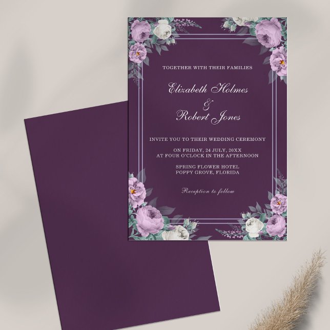 Convite de Casamento Floral Roxo Escuro Elegante (Dark Purple Floral Wedding Invitation on white table.)