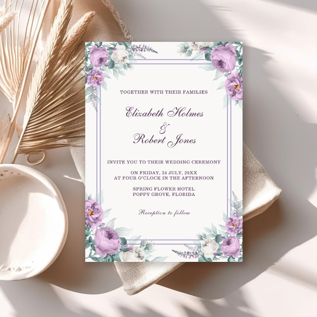 Convite de Casamento Floral Roxo Lavanda (Lavender Purple Floral Wedding Invitation on a white table with neutral boho decor.)