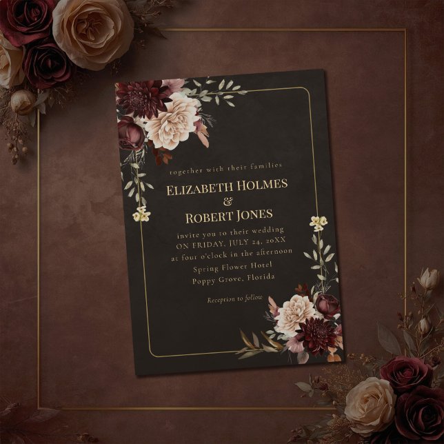 Convite de Casamento Floral Vintage com Bruxaria (Vintage Witchy Floral Wedding Invitation on a brown vintage wedding table with flowers.)