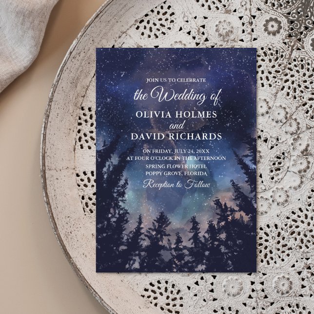 Convite de Casamento Floresta Noturna Estelar Cele (Starry Night Forest Wedding Invitation on a neutral boho plate.
)