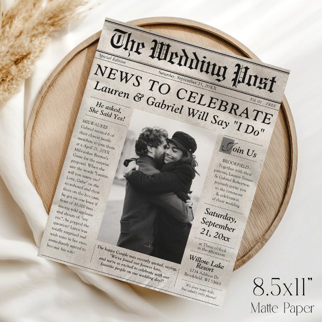 Convite de Casamento Foto em Papel de Jornal Moder (The Wedding Post modern trendy black and white multi-photo newspaper style 8.5x11 wedding invitation)