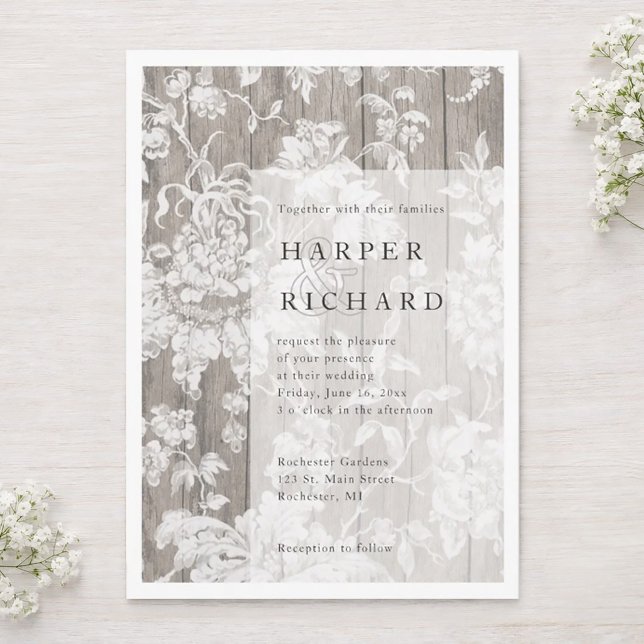 Convite de casamento moderno floral e rústico em m (Vintage floral on weathered rustic wood wedding invitation.)