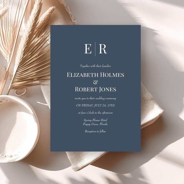 Convite de Casamento Monograma Azul Slate Moderno  (Modern Elegant Slate Blue Monogram Wedding Invitation on neutral boho wedding table.)