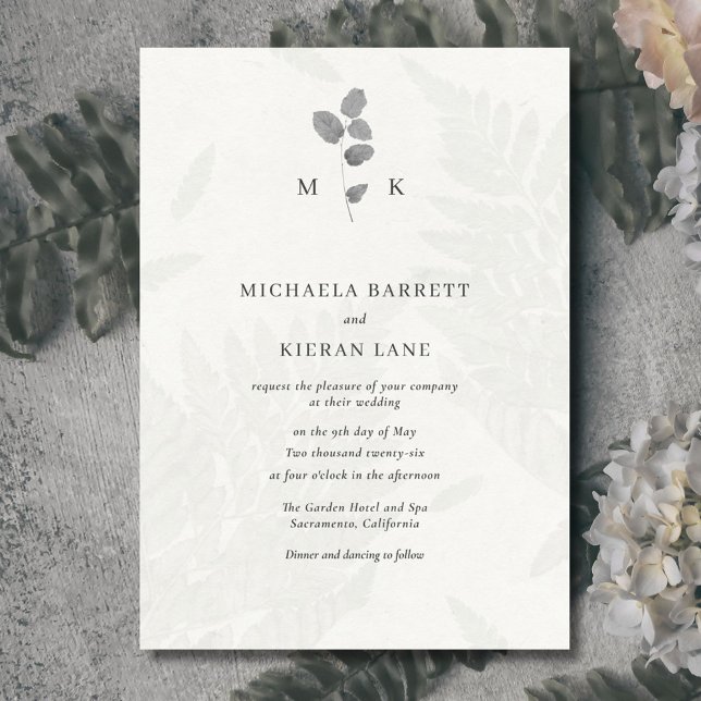 Convite de Casamento Monograma Cinza Folha Botânic (Elegant botanical leaf wedding invitation with monogram. )