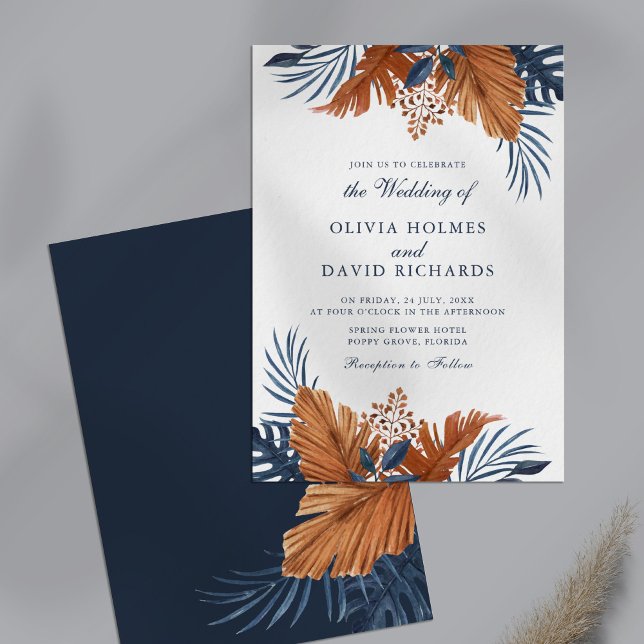 Convite de Casamento Monstera Azul Meia-Noite (Midnight Blue Monstera Wedding Invitation on a table.)
