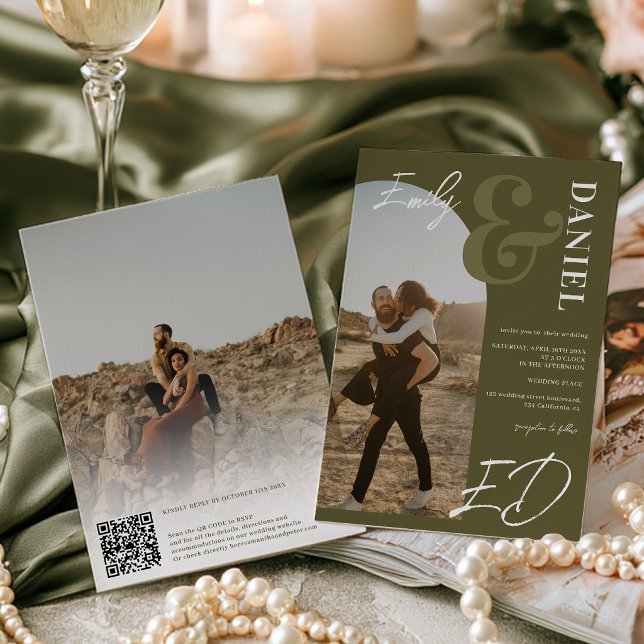 Convite de Casamento QR Script Foto Verde Préppy O (Preppy Green Old Money Photo Script QR Wedding Invitation)