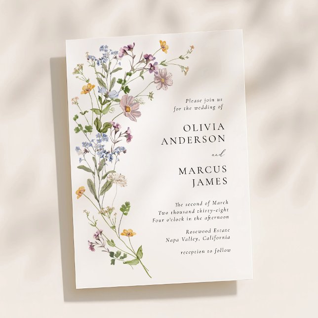 Convite de Casamento Refined Spray de Lavanda e Fl (Airy wildflower spray wedding invitation with elegant serif typography and soft watercolor florals)